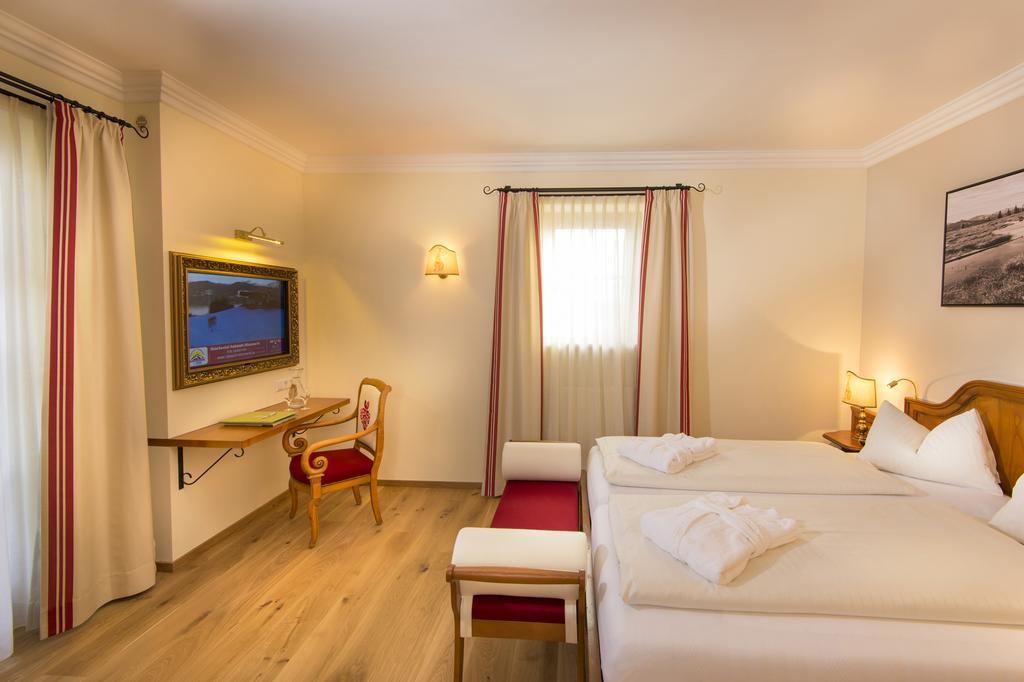 Hotel Zum Jungen Roemer Radstadt Szoba fotó